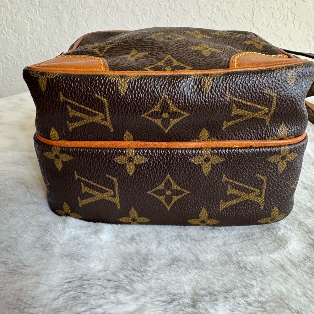 Louis Vuitton Amazone Crossbody Bag — Preloved Classic P0336 - Picture 9 of 17
